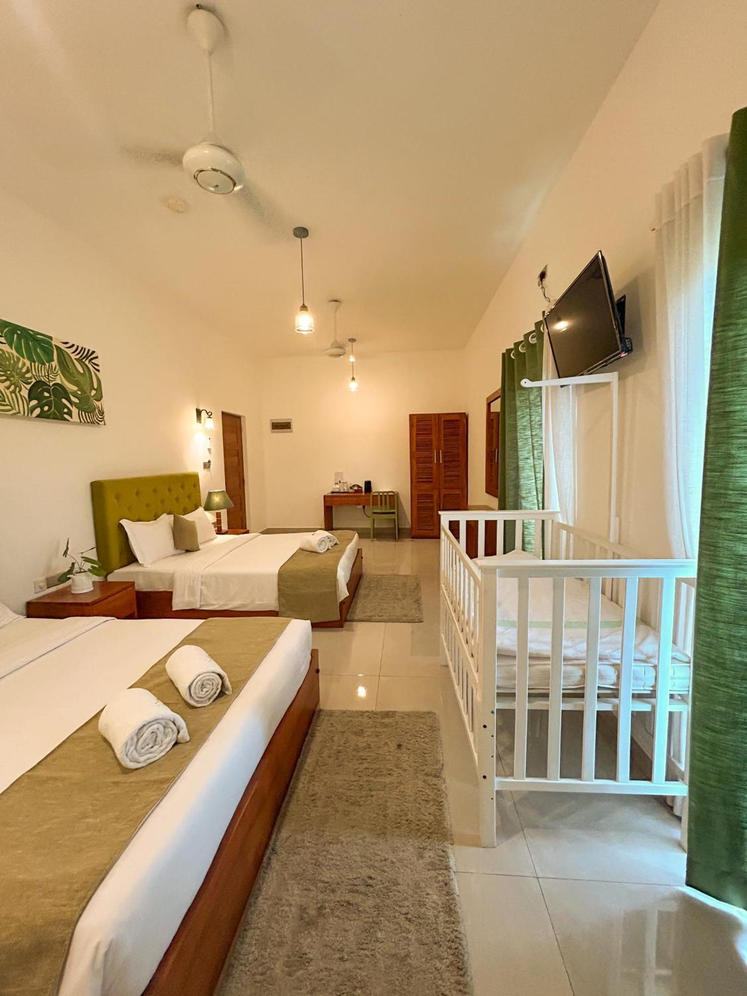 J Leaf Hotel By Blue Bird Negombo Exterior photo